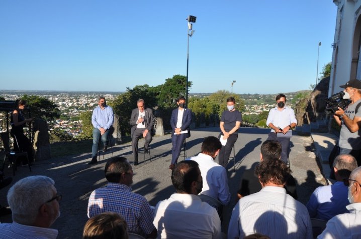 Kicillof en Tandil: encuentro con sectores productivos, entrega de patrulleros y tercera dosis libre para mayores de 30
